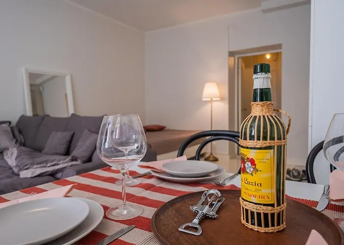 Fall For With Elvis Vibes Free Wifi Apartment *